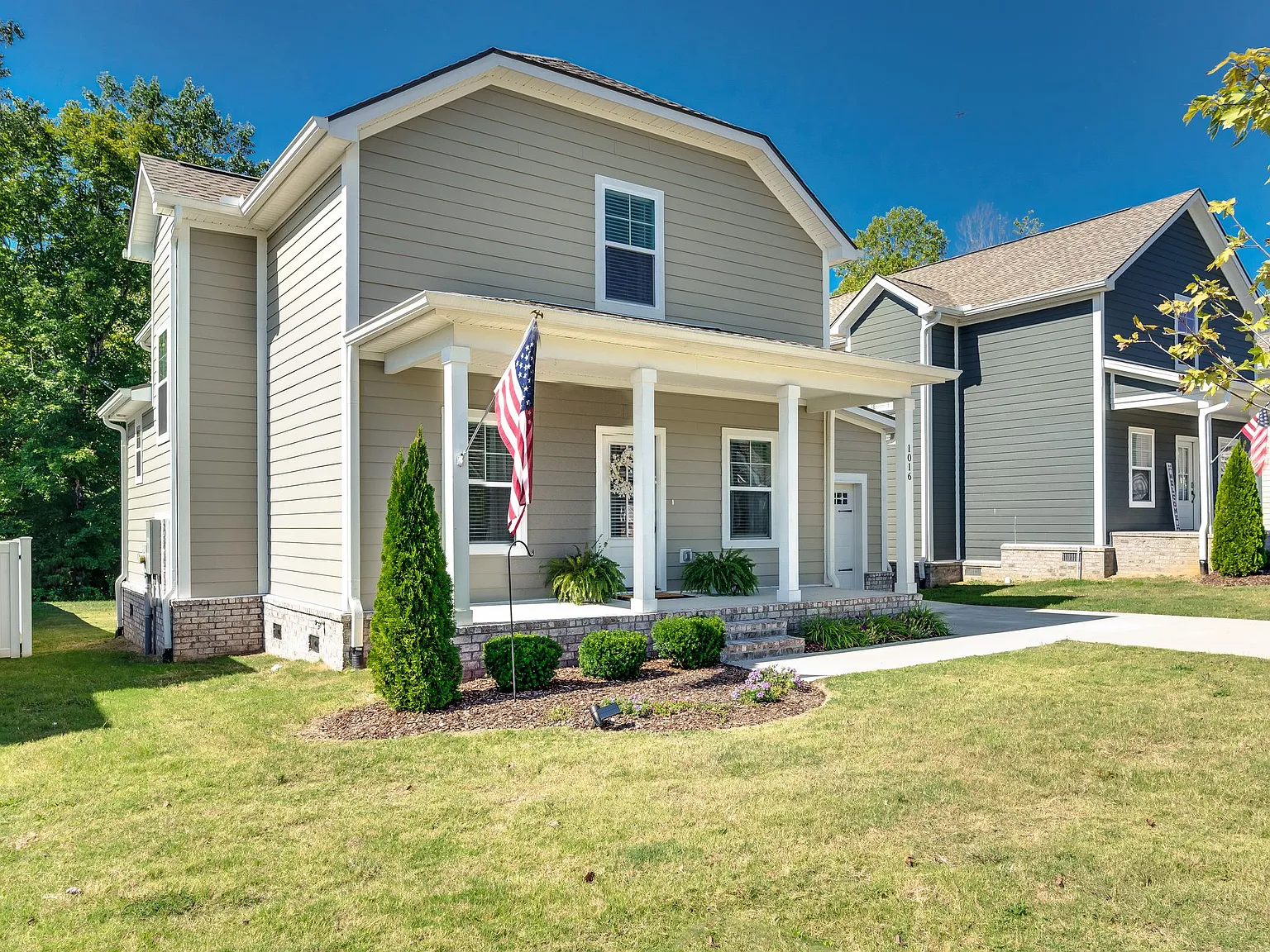 4 bed, 2.5 bath, 1916 sqft, $2,500 — Photo 3