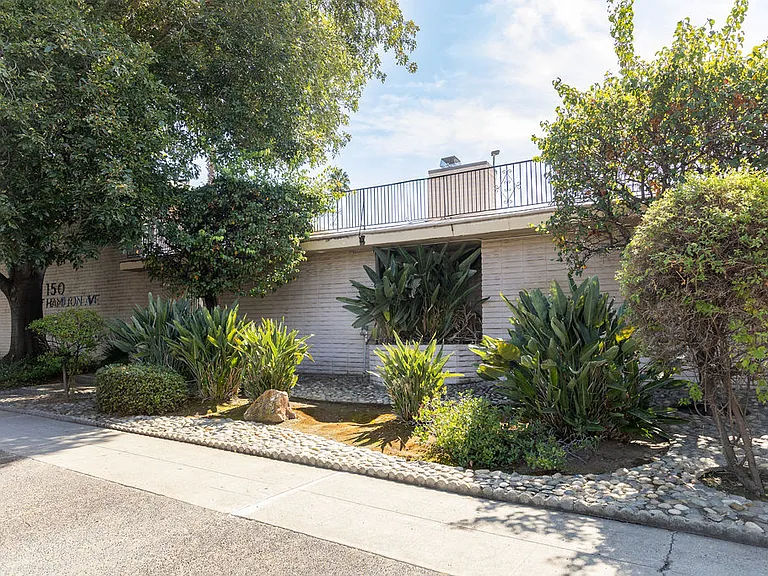 Golden Oaks Apartment — Photo 14