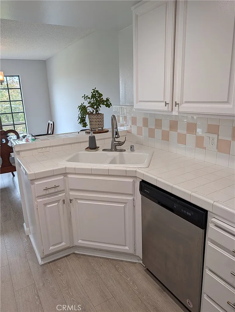 2 bed, 600 sqft, $3,900 — Photo 3