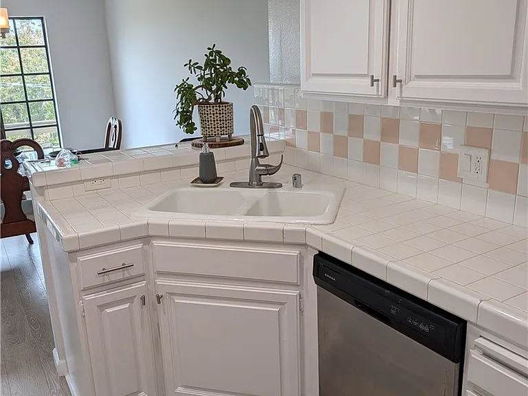 4430 Noble Ave — Photo 3