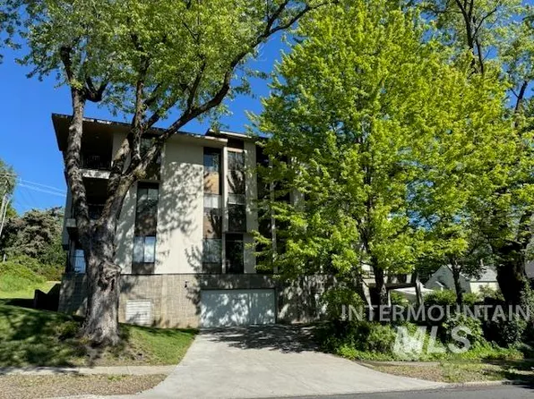 122 N Washington St APT 3B, Moscow, ID 83843