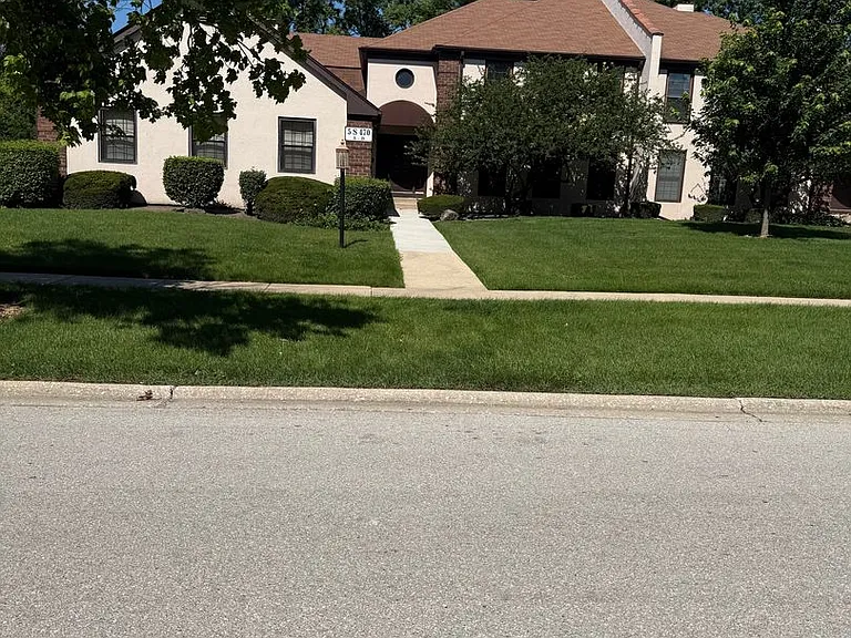 5S470 Scots Dr #D — Photo 2