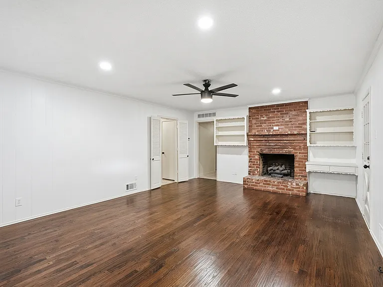 910 Worcester Ln — Photo 4