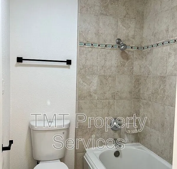 610 E Newlove Dr #I — Photo 16
