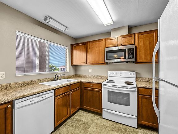 4th image of 2530 Clairemont Dr Unit 204