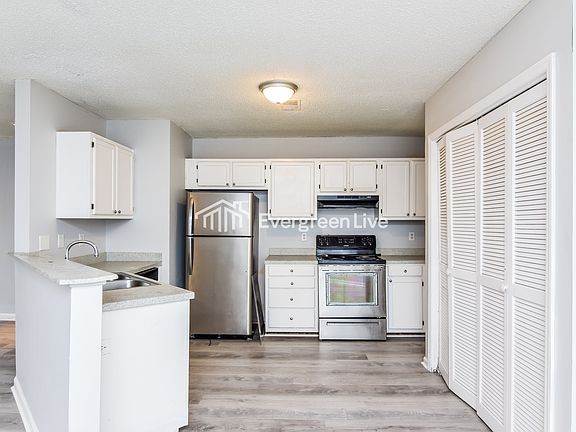 4th image of 404 Winslow Way