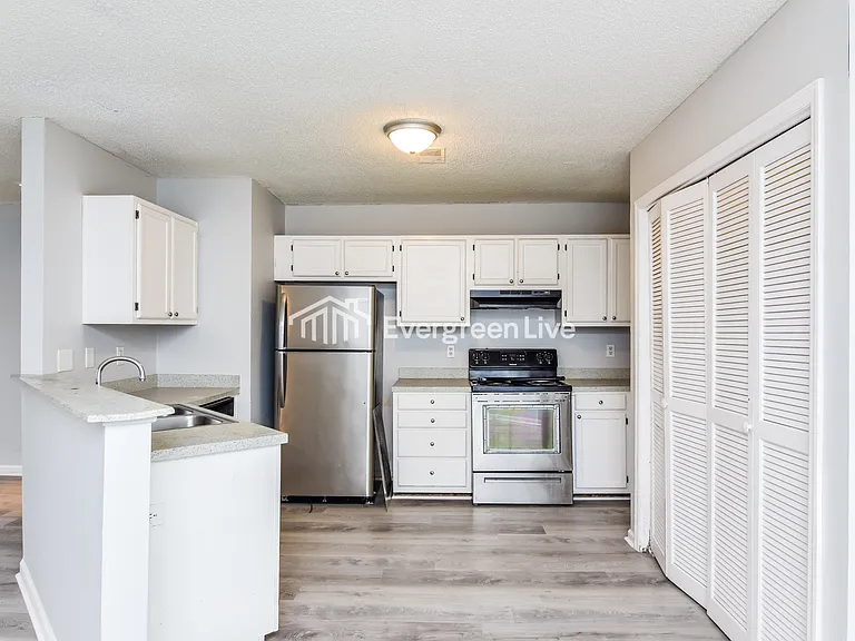 404 Winslow Way — Photo 4