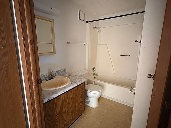 4th image of 729A Poinsettia Ave #D
