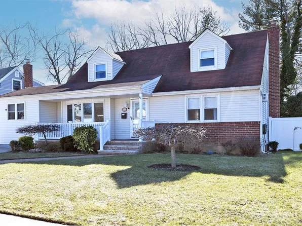 236 Maple Street, Massapequa Park, NY 11762