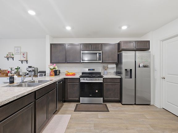 5th image of 3837 Currant Ln