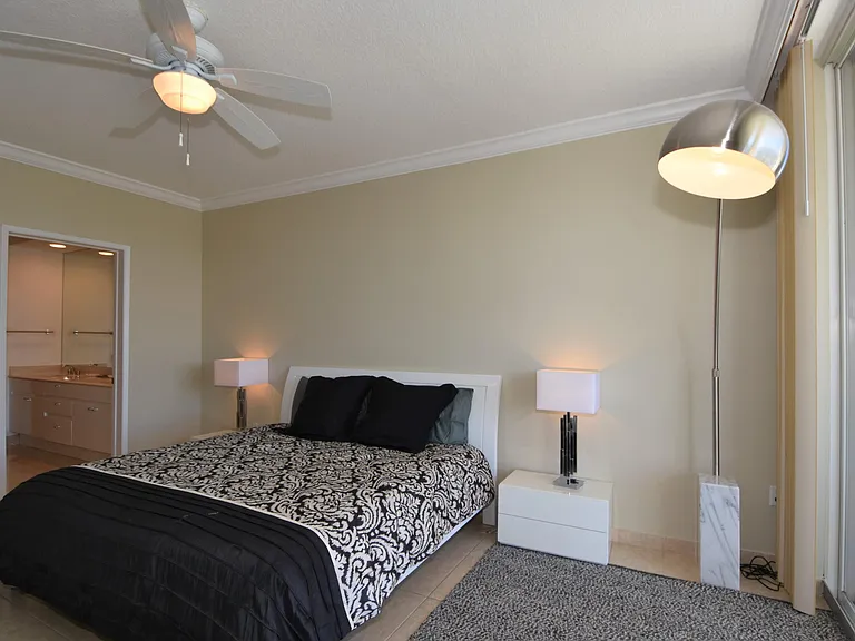 707 Crandon Blvd #Penthouse 8 — Photo 42