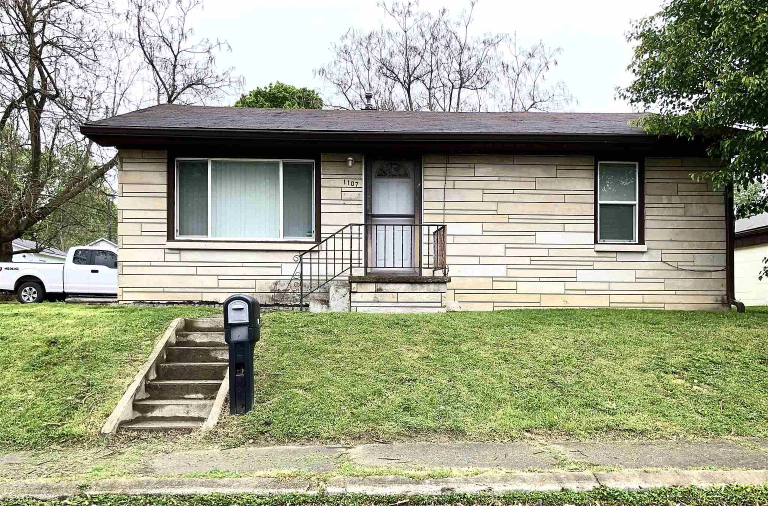 1107 R St photo 1