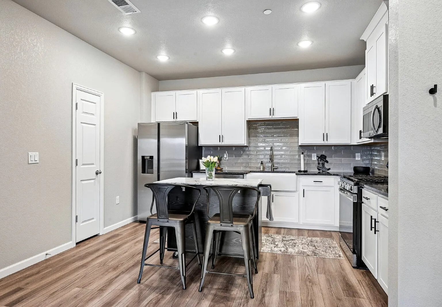 2 bed, 2.0 bath, 870 sqft, $2,000 — Photo 2