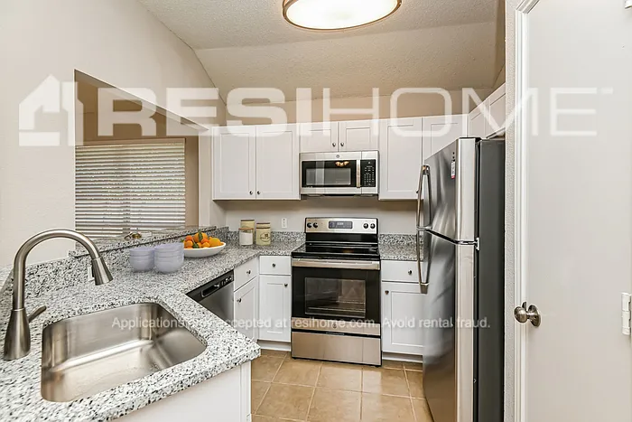 7425 Arbor Park Dr — Photo 3