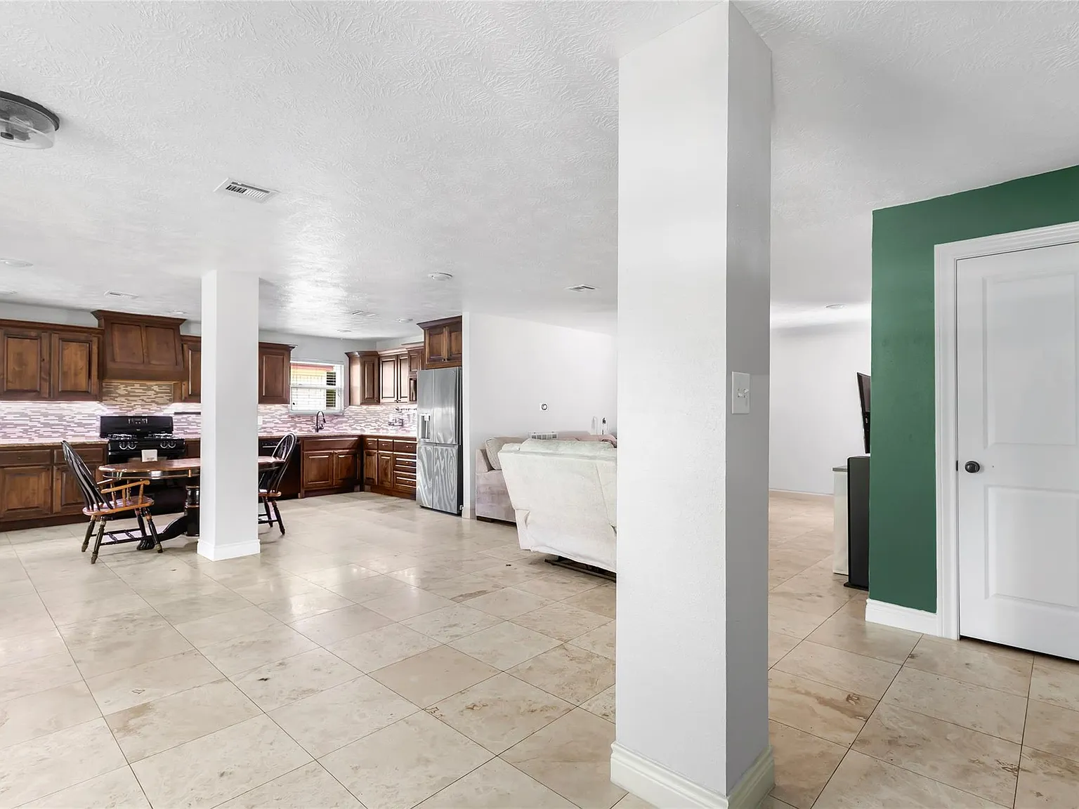 4 bed, 2.0 bath, 1693 sqft, $2,200 — Photo 4