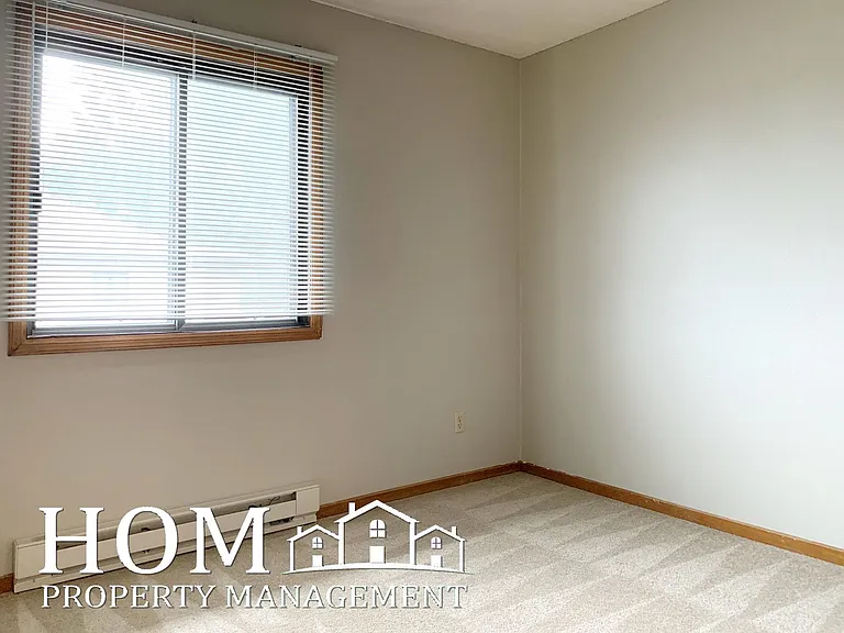 121 W Lind St — Photo 10