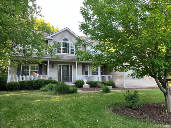 1815 Twin Lakes Blvd, Oxford, MI 48371