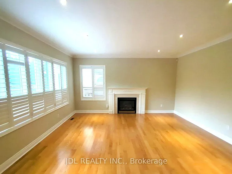6 Odessa Cres — Photo 6