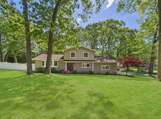 329 Ridgefield Rd, Hauppauge, NY 11788