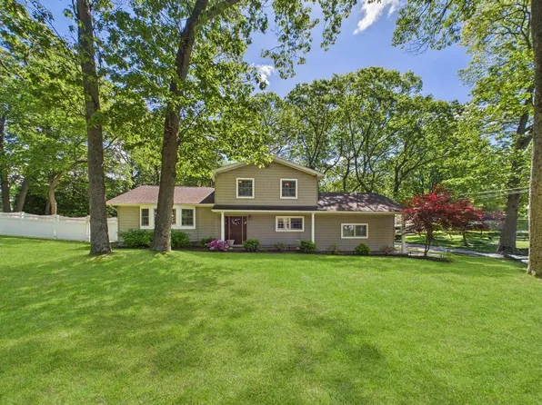 329 Ridgefield Road, Hauppauge, NY 11788