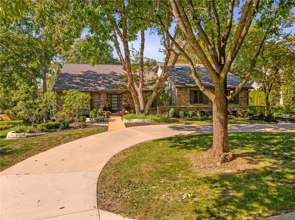 4963 W 88th St, Prairie Village, KS 66207