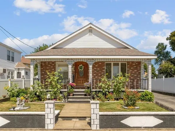 22 Whittier Rd, Pawtucket, RI 02861