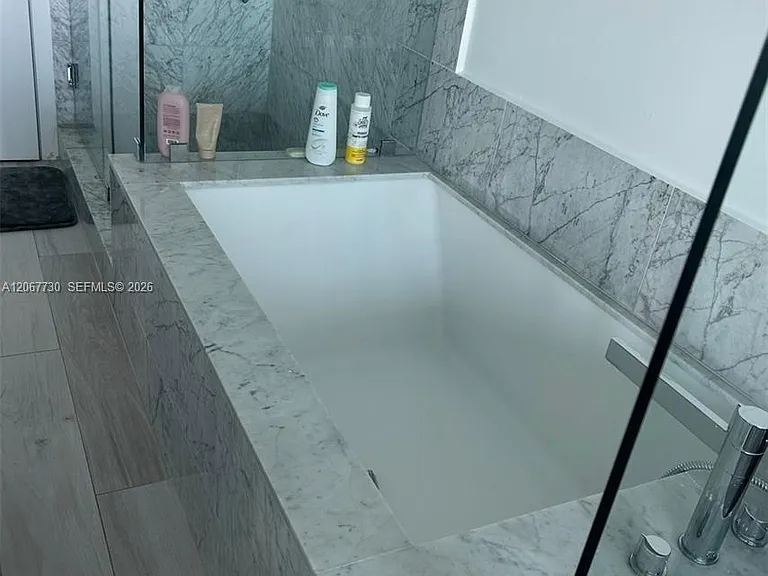 480 NE 31st St #905 — Photo 8