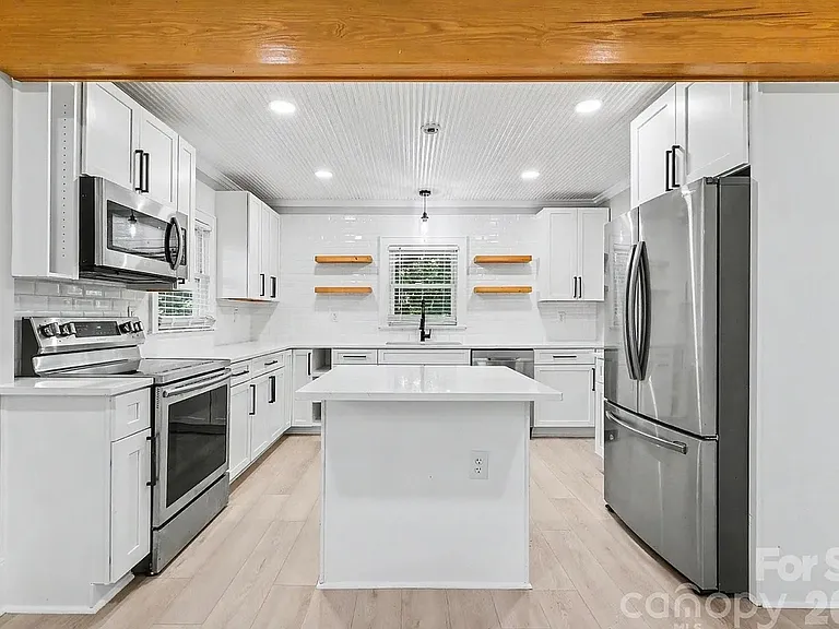 1601 Lawing Rd — Photo 5