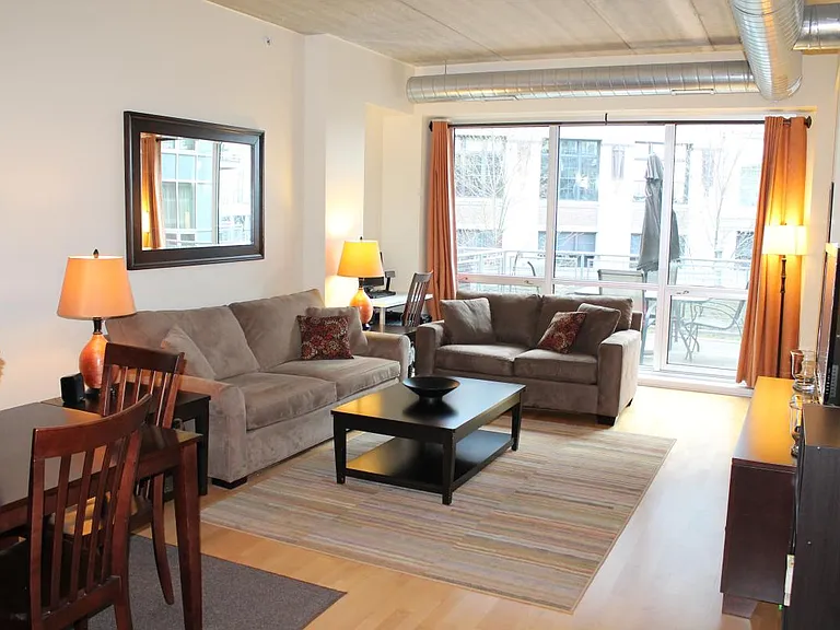 845 N Kingsbury St — Photo 4