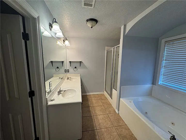 2703 Colony Glen Dr — Photo 13