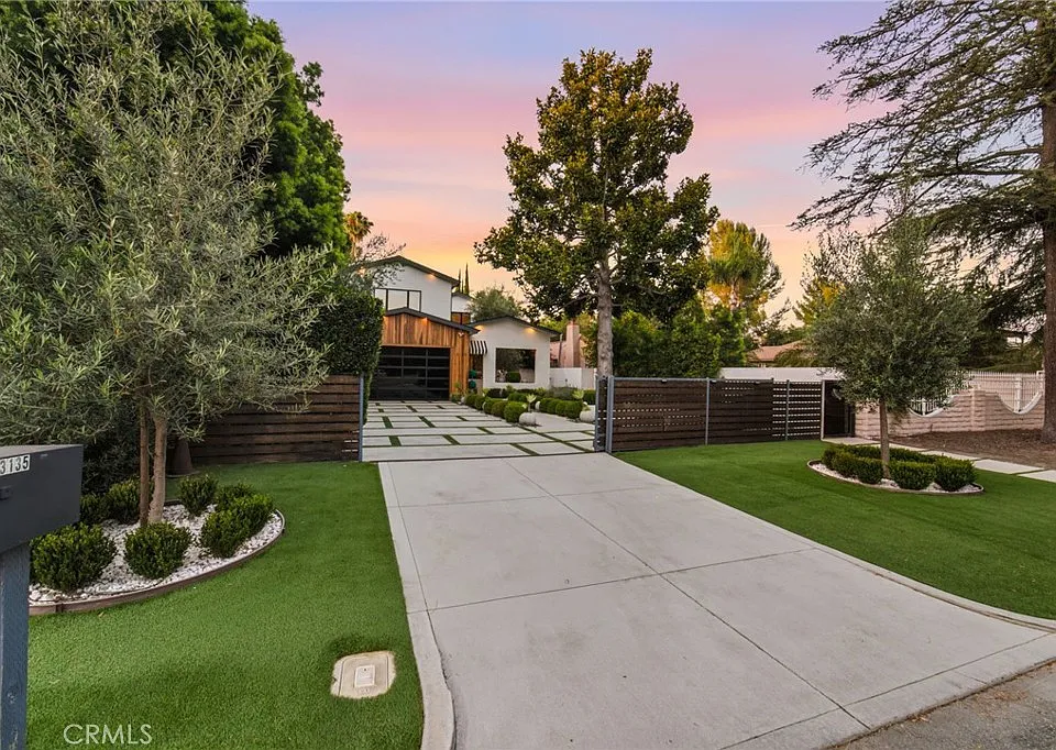 13135 Chandler Blvd