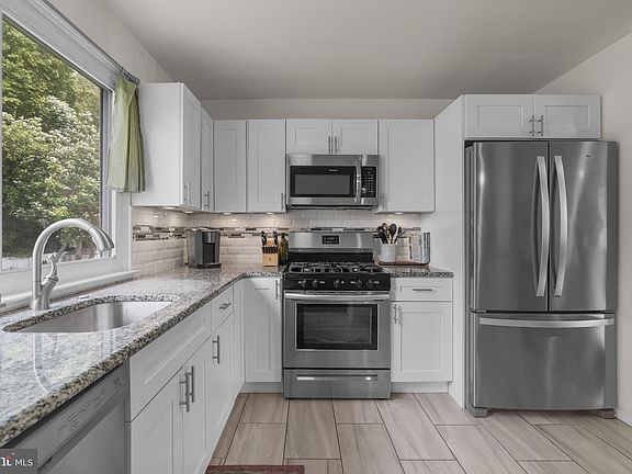 5th image of 907 Russo Dr