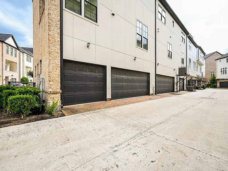 9546 London Bridge Sta — Photo 36