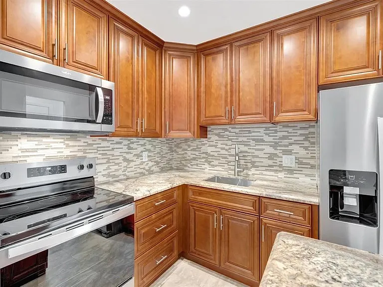 2400 NE 33rd Ave #212 — Photo 3
