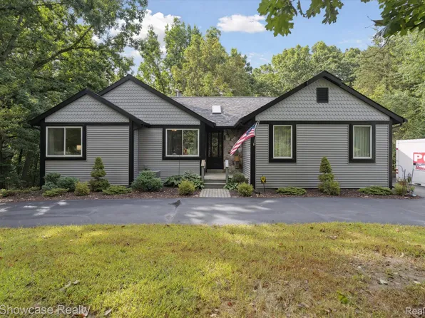 3380 McCluskey Dr, Pinckney, MI 48169
