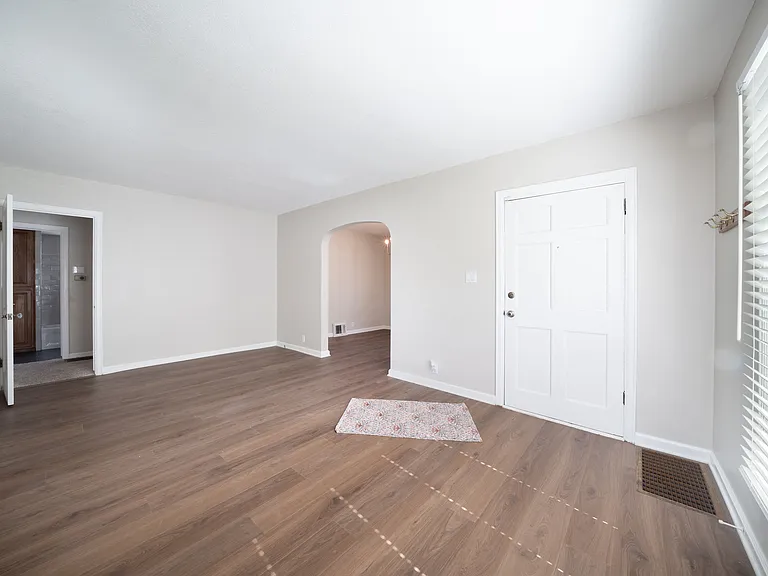 241 S Bleckley Dr — Photo 2