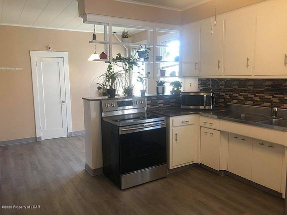 3rd image of 907 W Market St