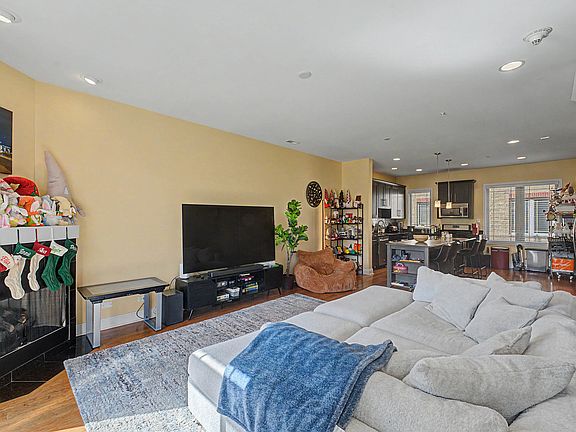 5th image of 922 Warren Ave Unit 103