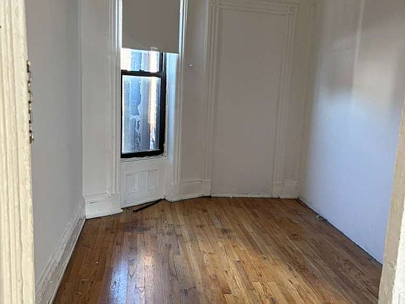 5th image of 159 Willoughby Ave APT 4A