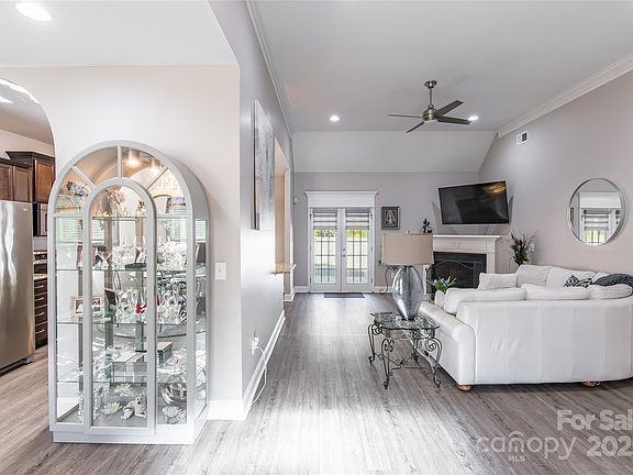 4th image of 269 Hillsborough Ln