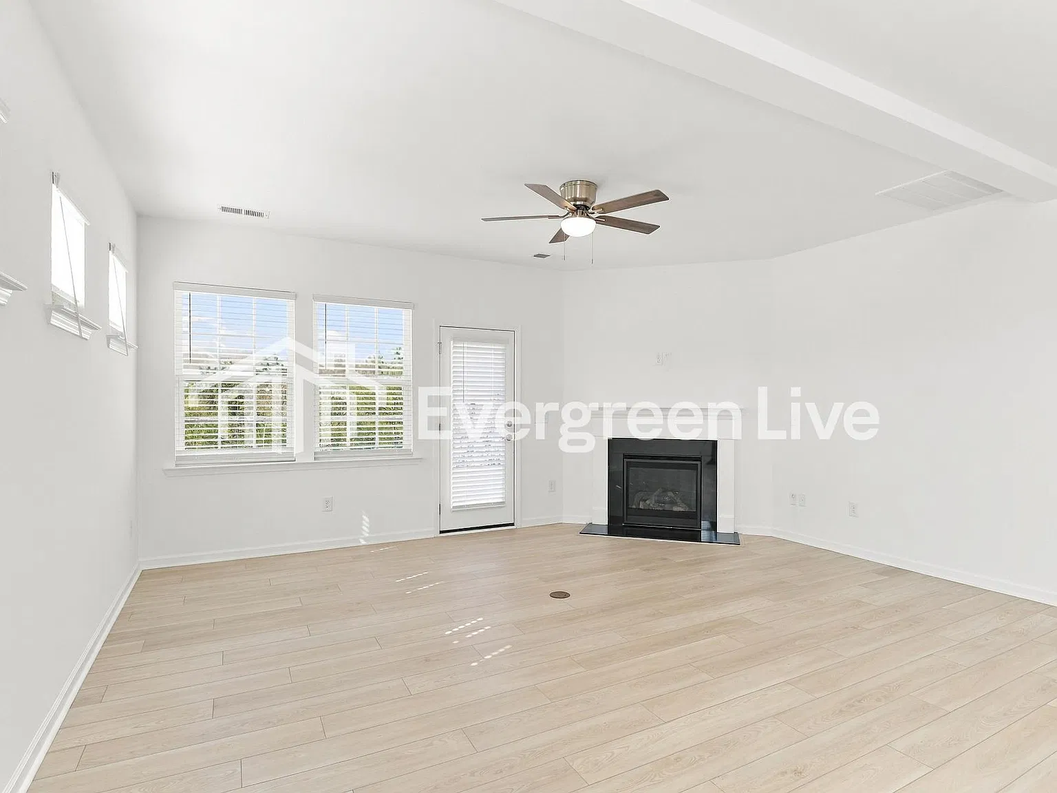 4 bed, 4.0 bath, 2713 sqft, $2,085 — Photo 3