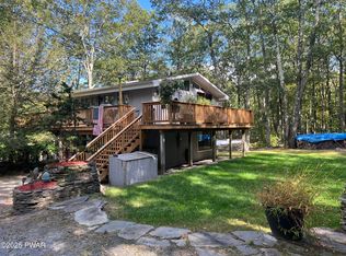 108 Cottonwood Dr, Hawley, PA 18428