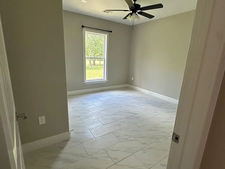 592 E Main St — Photo 13