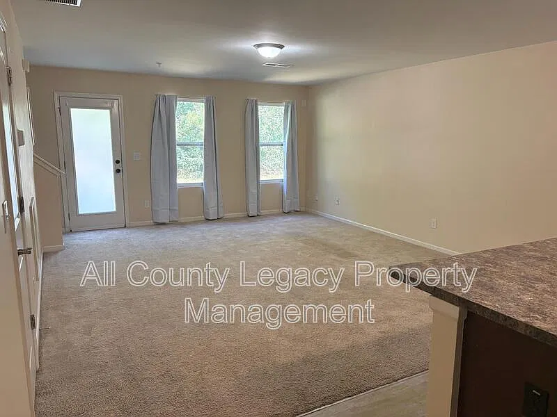 3 bed, 2.0 bath, 1508 sqft, $1,950 — Photo 3