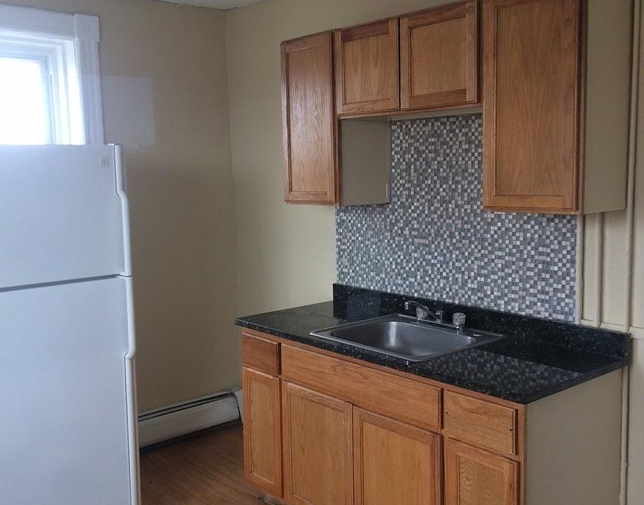 2nd image of 24 Wilcox St APT 2R