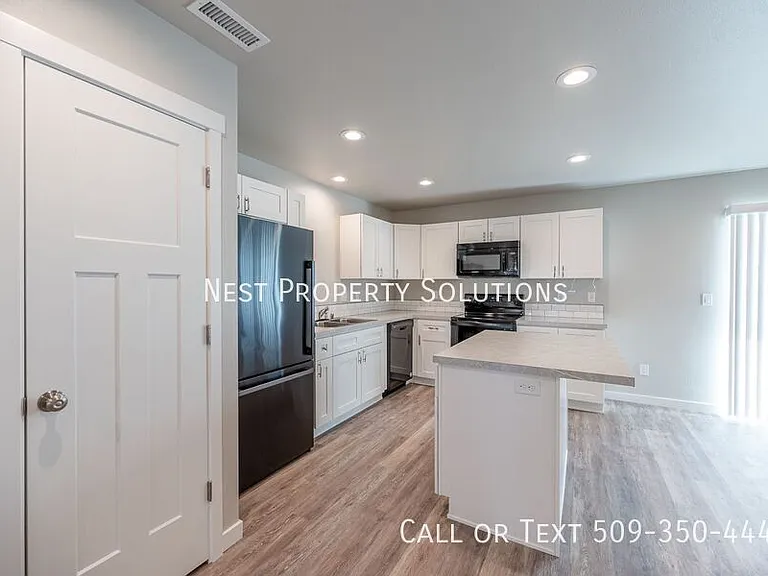 651 Hargraves Ave NE #B — Photo 15