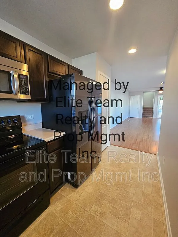 2 bed, 2.5 bath, 1208 sqft, $1,950 — Photo 2