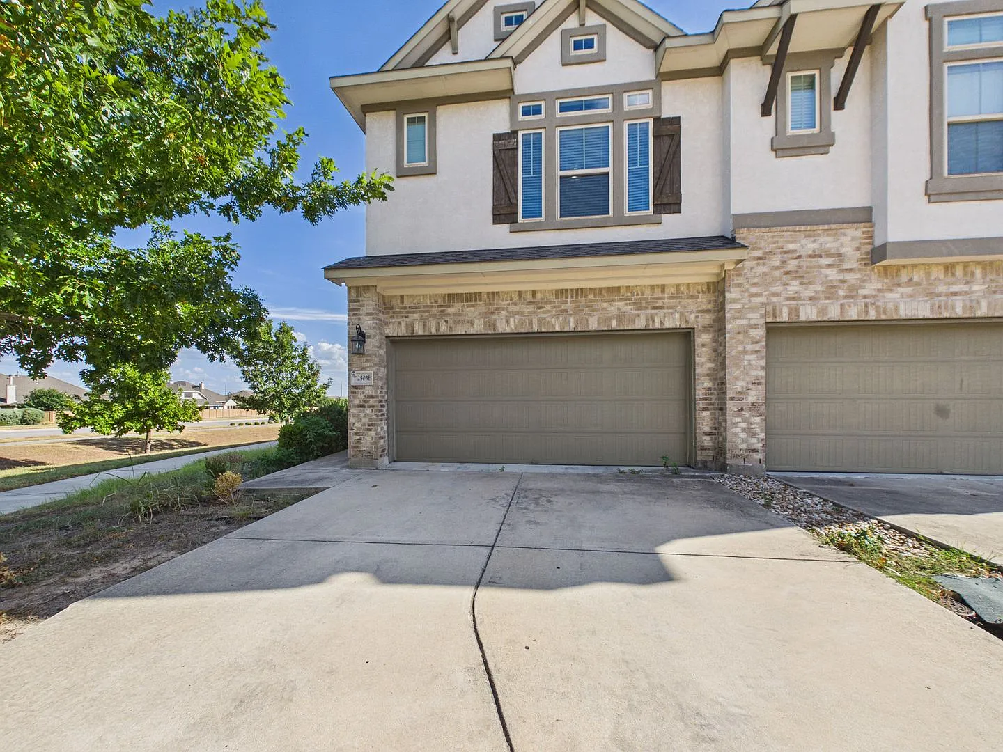 Stylish Pflugerville Townhome with Spacious Living and Modern Comfort — Photo 1