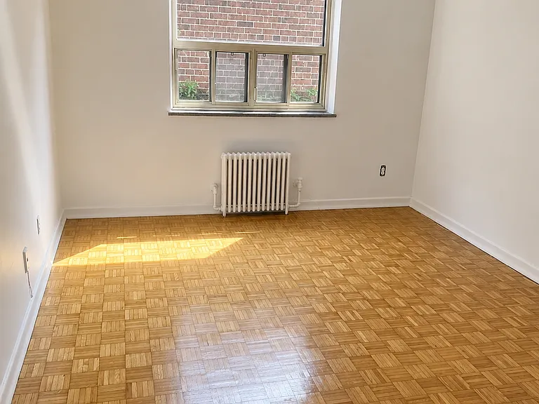 2412 Queen St E — Photo 6