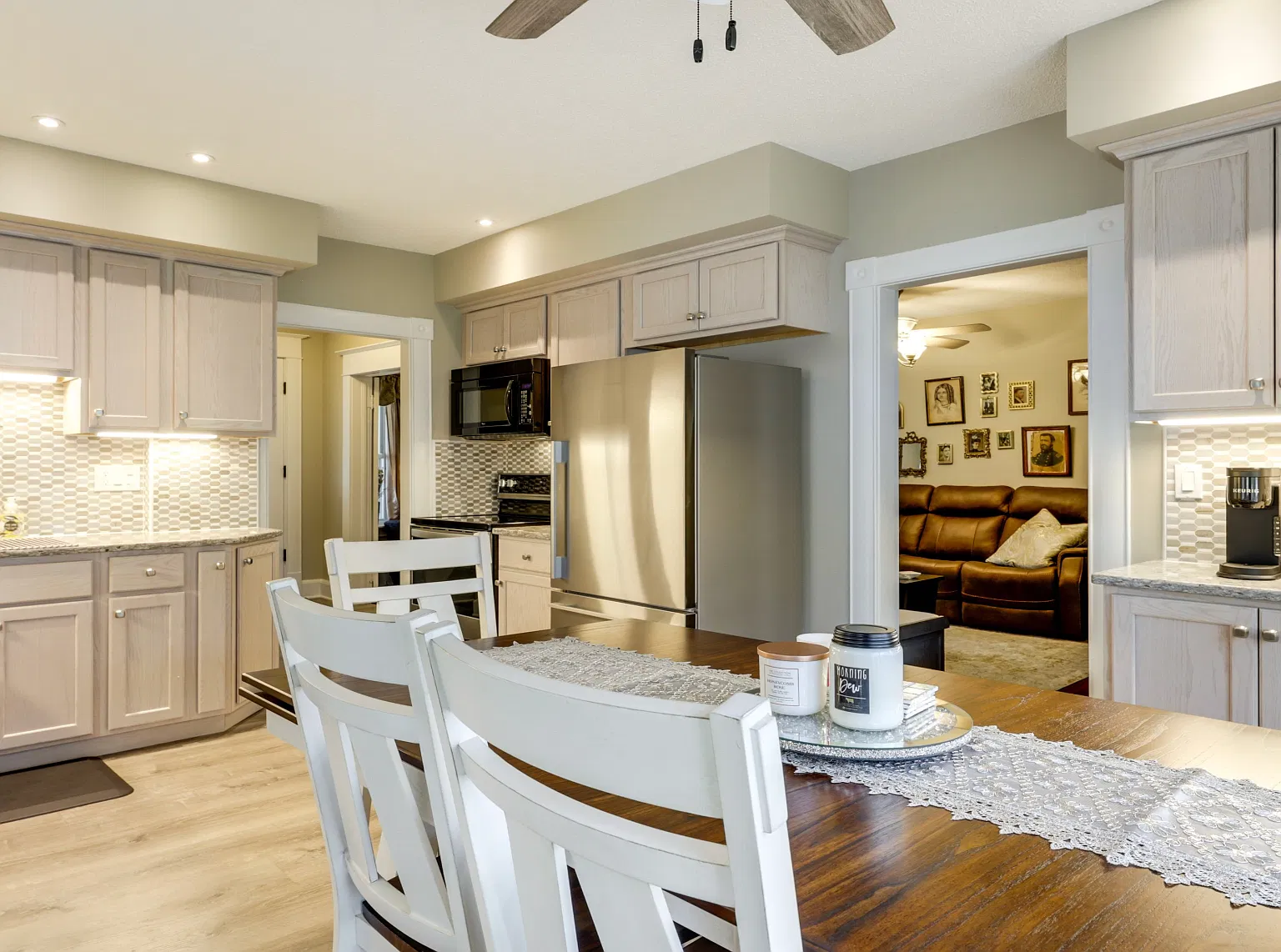 3 bed, 1.5 bath, 1300 sqft, $2,650 — Photo 3